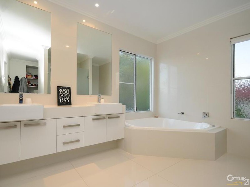 6 Saba Court, Middle Ridge QLD 4350