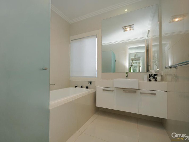 6 Saba Court, Middle Ridge QLD 4350
