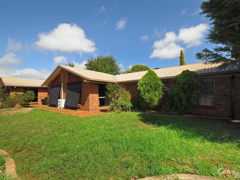 1 Lupin Court, Centenary Heights QLD 4350