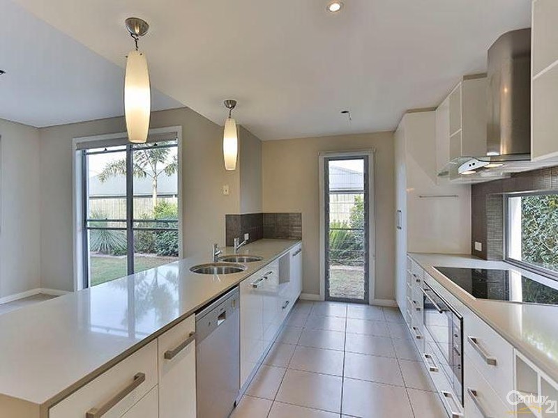 8 McCallum Court, Middle Ridge QLD 4350