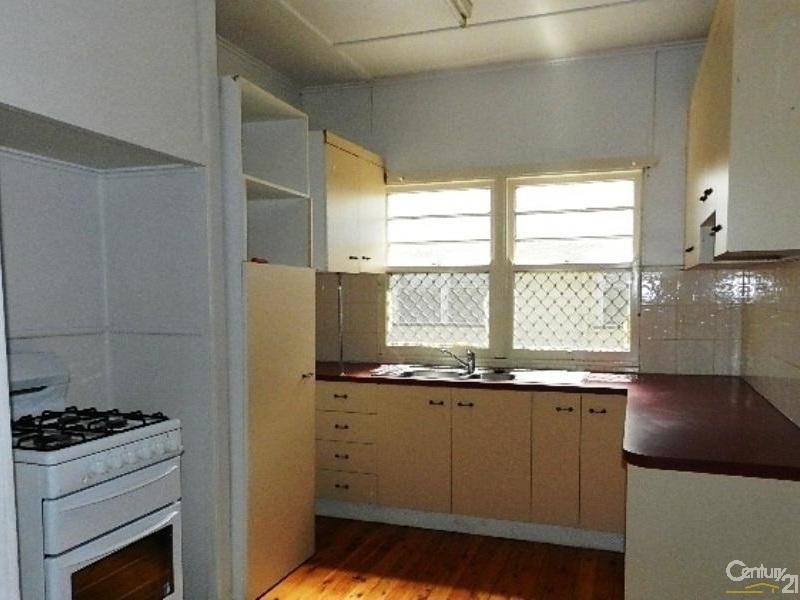 17 Ford Street, Rockville QLD 4350