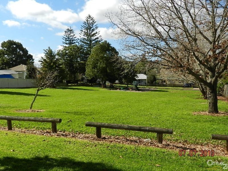 17 Ford Street, Rockville QLD 4350