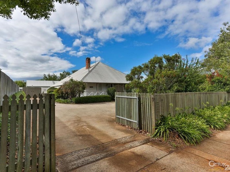 13 Anzac Avenue, Newtown QLD 4350