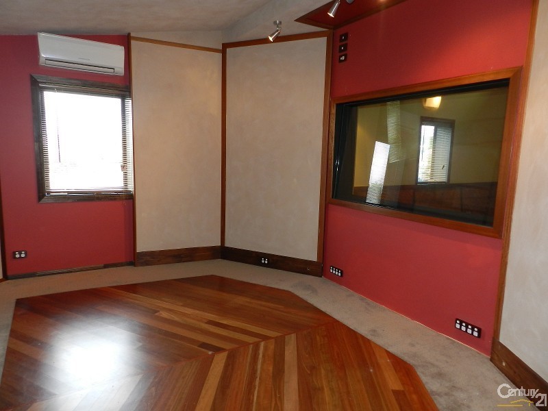 5 Lorna Court, Centenary Heights QLD 4350