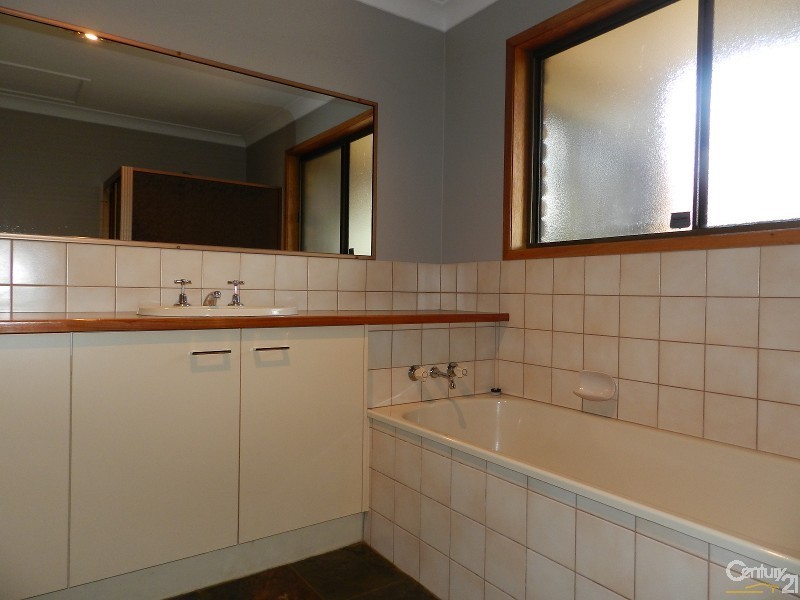 5 Lorna Court, Centenary Heights QLD 4350