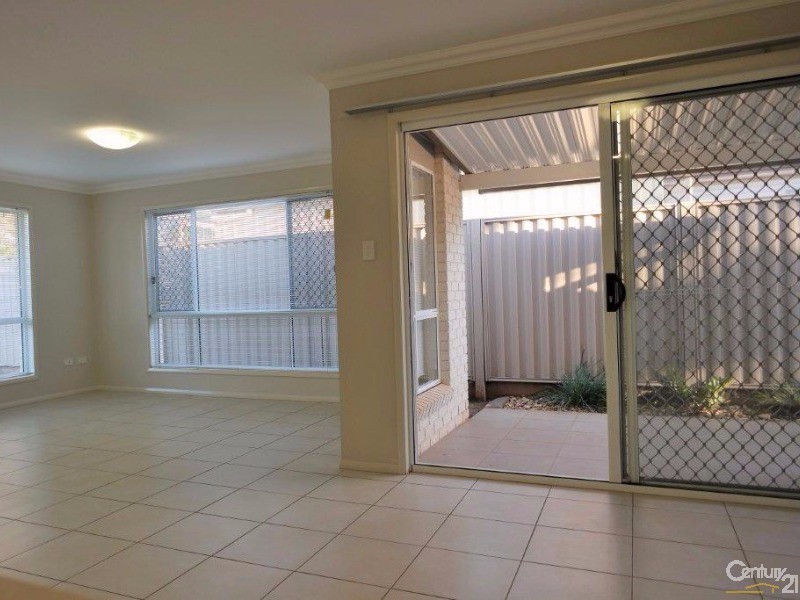2/11 Boxsall Street, Newtown QLD 4350