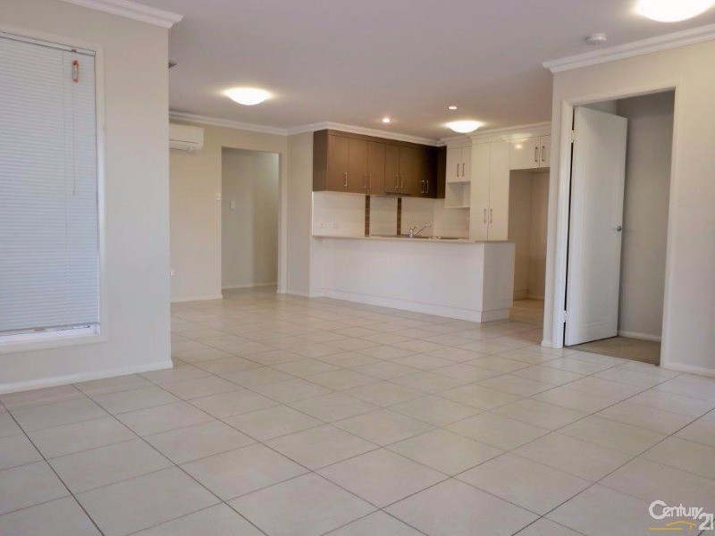 2/11 Boxsall Street, Newtown QLD 4350