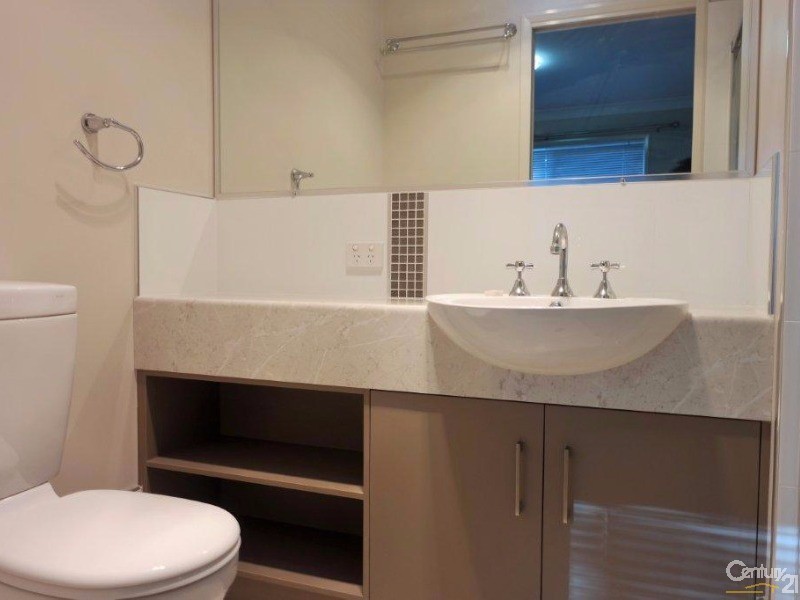 2/11 Boxsall Street, Newtown QLD 4350