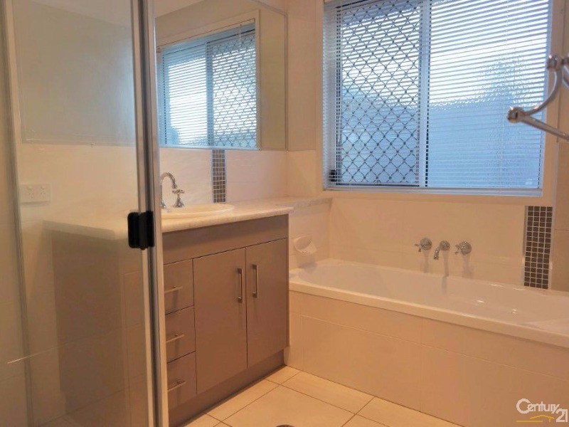 2/11 Boxsall Street, Newtown QLD 4350