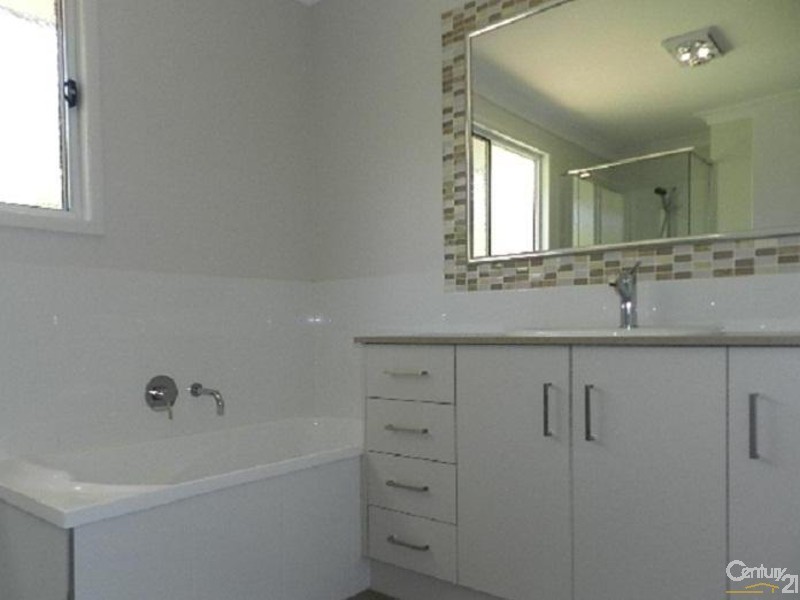 2/421 Tor Street, Newtown QLD 4350