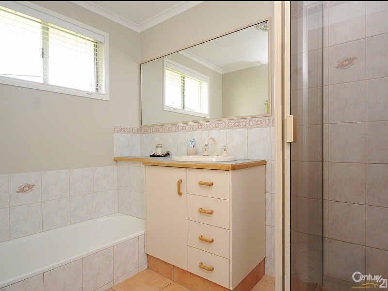 17 Cambridge Street, Harristown QLD 4350