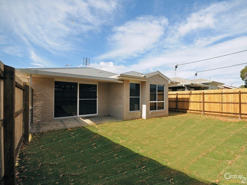 2/10  McDowall Street, Newtown QLD 4350