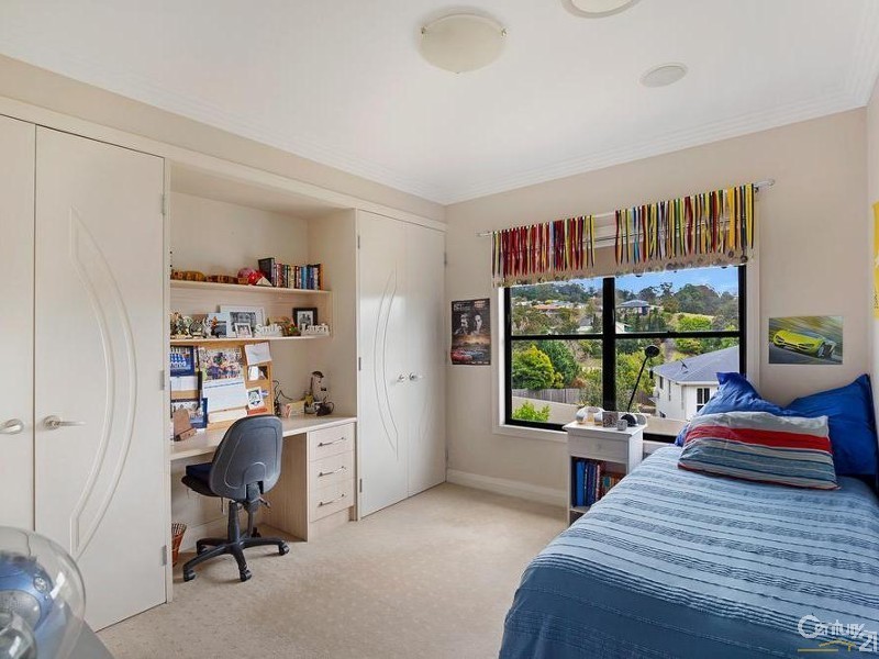 7 Sherwood Street, Mount Lofty QLD 4350
