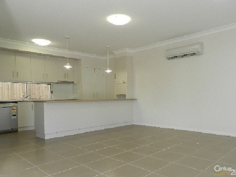 2/421  Tor Street, Newtown QLD 4350