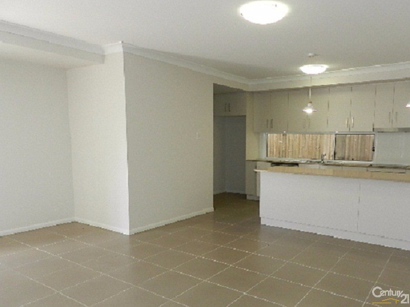 2/421  Tor Street, Newtown QLD 4350