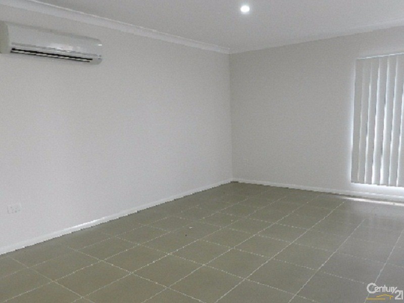 2/421  Tor Street, Newtown QLD 4350