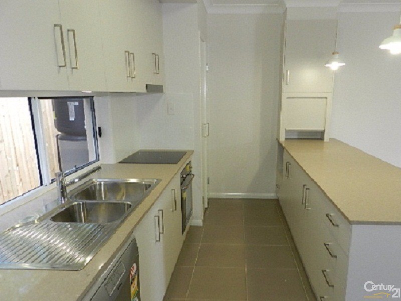 2/421  Tor Street, Newtown QLD 4350