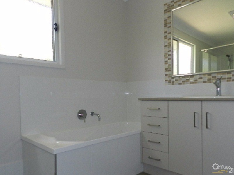 2/421  Tor Street, Newtown QLD 4350