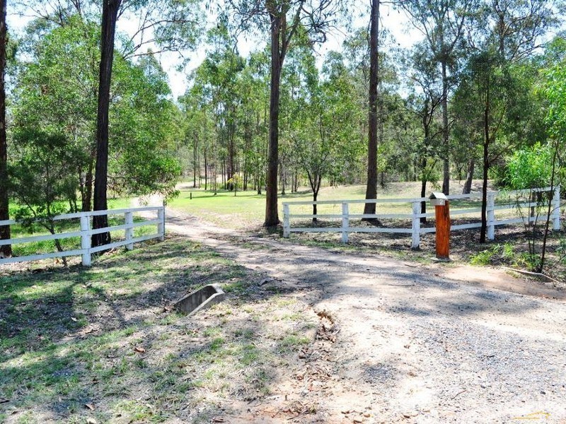 2 Hoods Road, Murphys Creek QLD 4352
