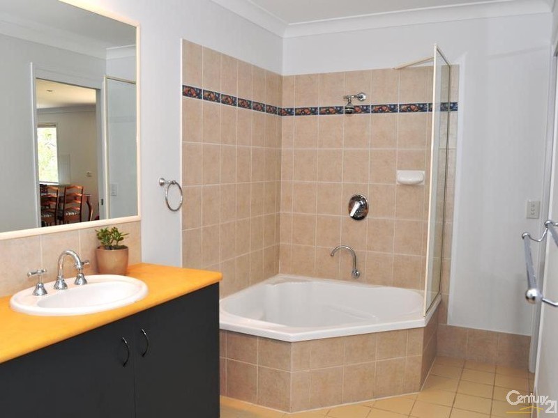 2 Hoods Road, Murphys Creek QLD 4352