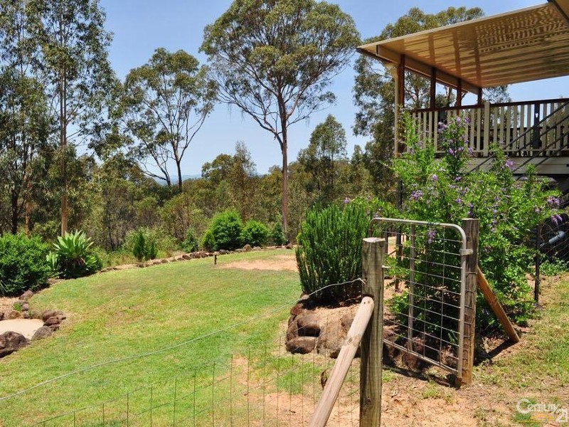 2 Hoods Road, Murphys Creek QLD 4352