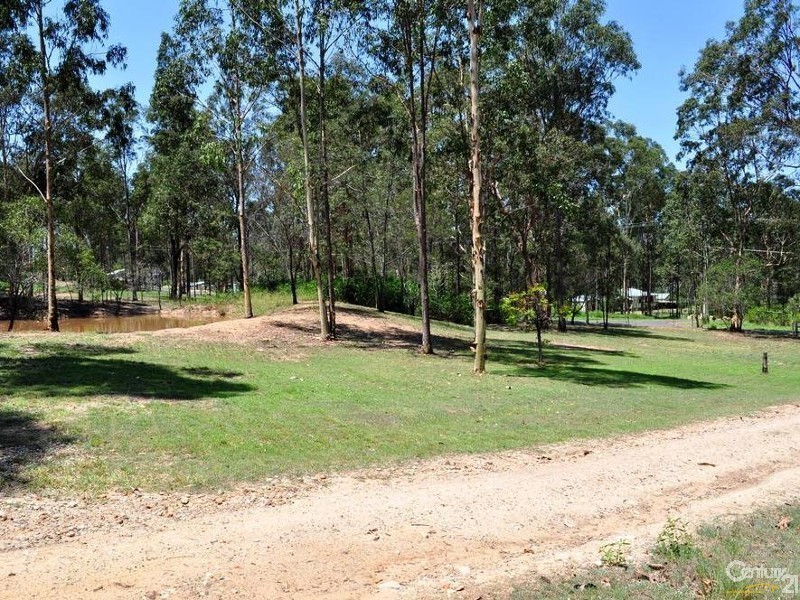 2 Hoods Road, Murphys Creek QLD 4352