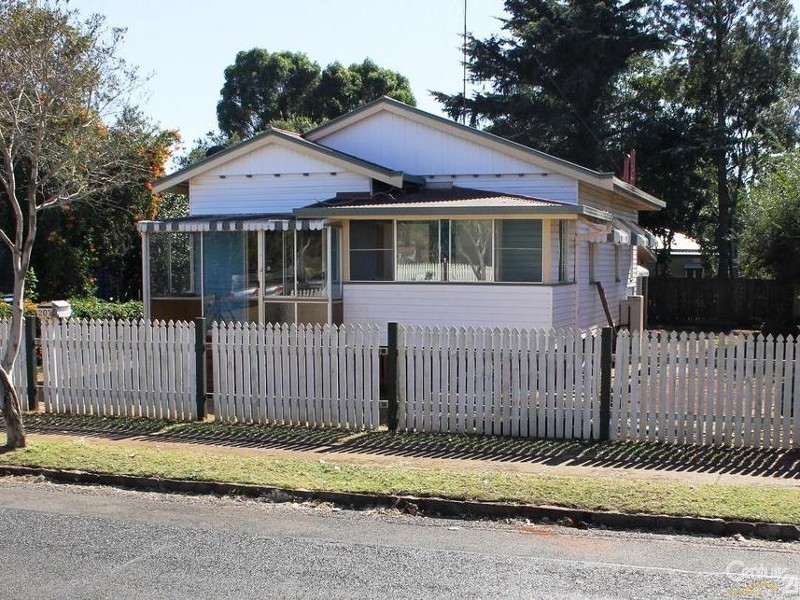 207  Campbell Street, Newtown QLD 4350