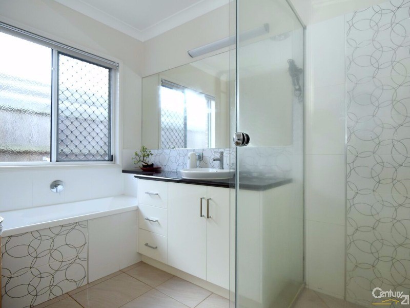 12  Pugh Street, Middle Ridge QLD 4350