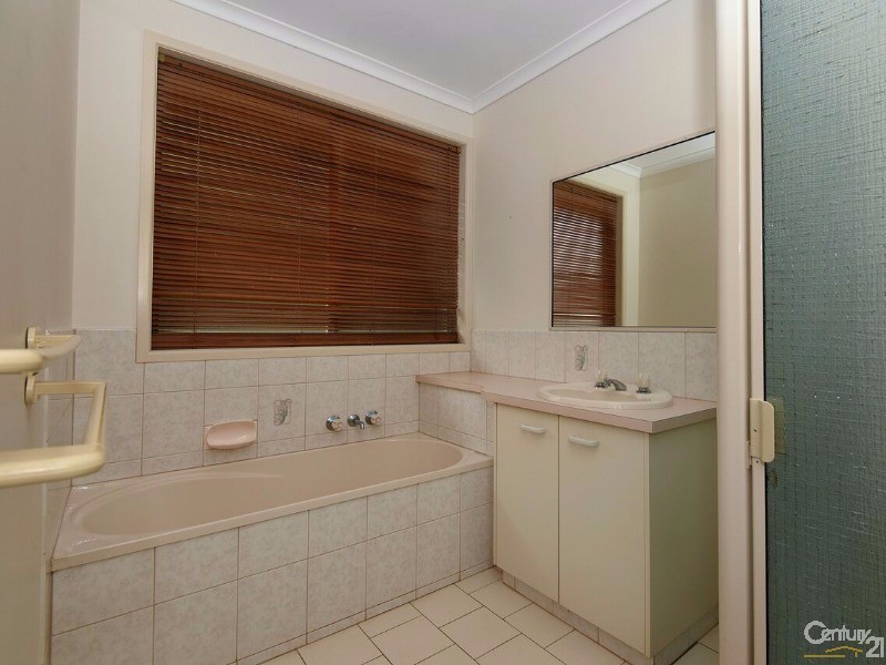 2 Oaklands Court, Glenvale QLD 4350