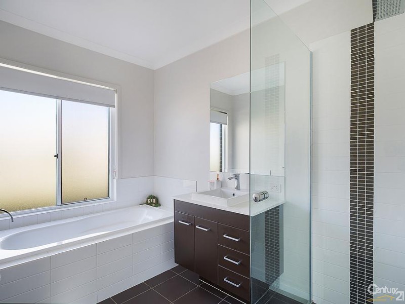 15 Sandalwood Drive, Glenvale QLD 4350