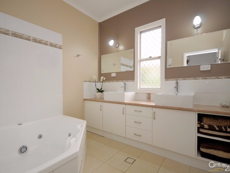 132A  Hill Street, Newtown QLD 4350