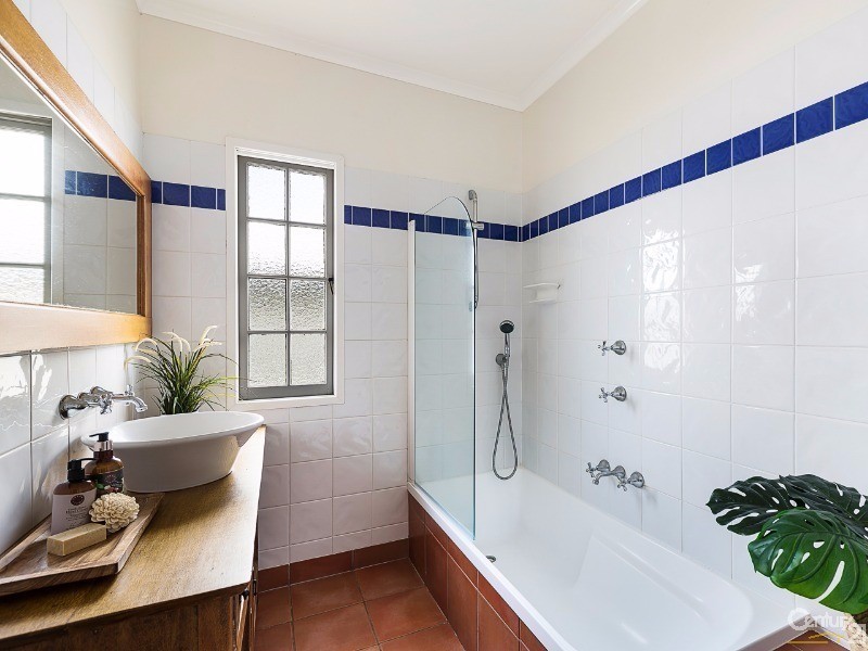 23 Rhyde Street, Mount Lofty QLD 4350