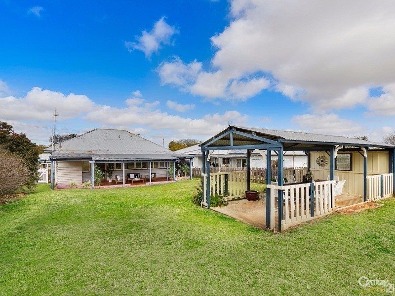 23 Rhyde Street, Mount Lofty QLD 4350