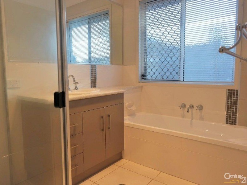 2/11 Boxsall Street, Newtown QLD 4350