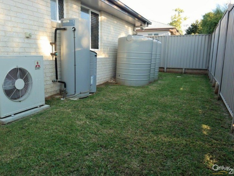 2/11 Boxsall Street, Newtown QLD 4350