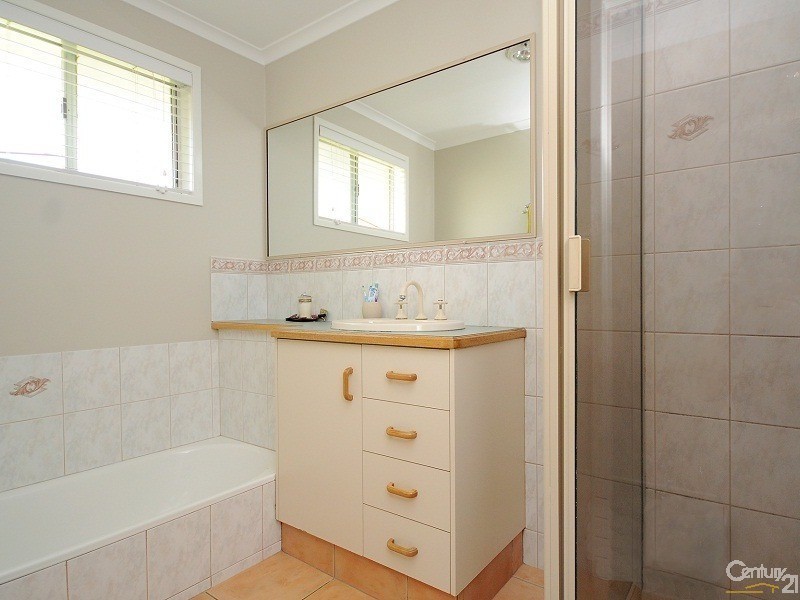 17 Cambridge Street, Harristown QLD 4350