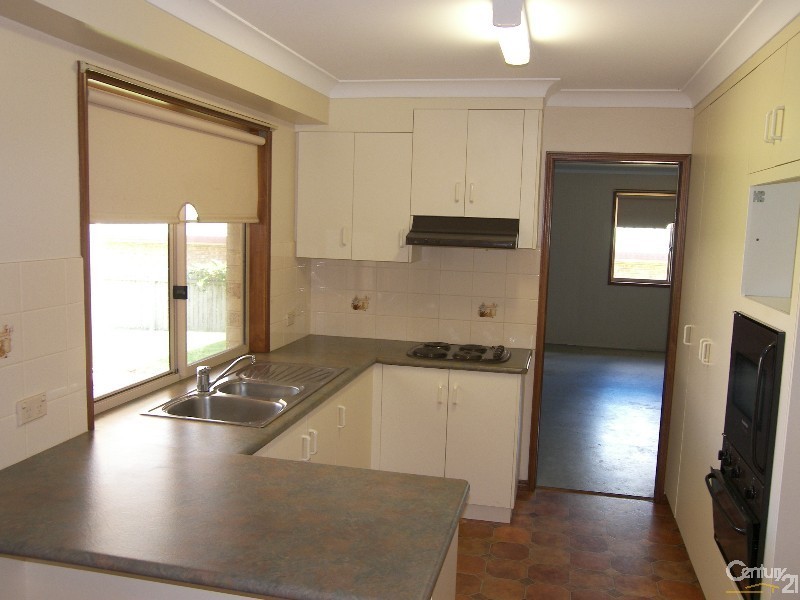 2 Gainsborough Drive, Glenvale QLD 4350