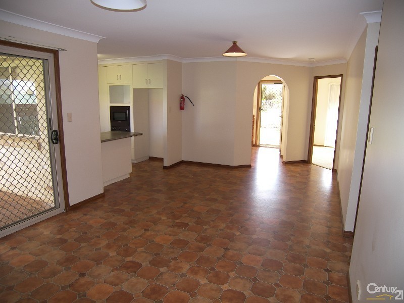 2 Gainsborough Drive, Glenvale QLD 4350