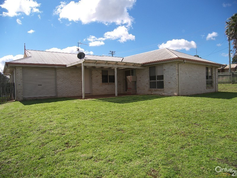 2 Gainsborough Drive, Glenvale QLD 4350