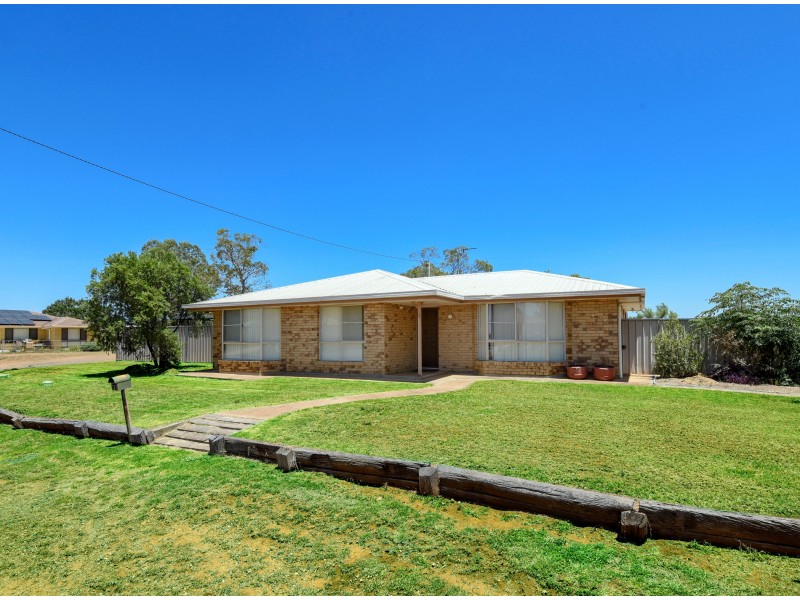 4 Cooper Avenue, Oakey QLD 4401