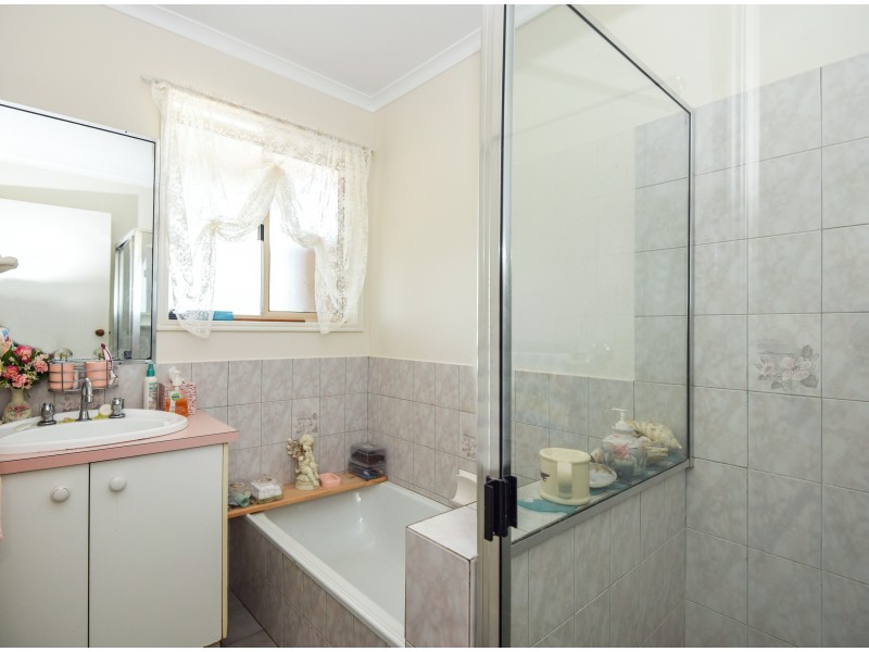 4 Cooper Avenue, Oakey QLD 4401