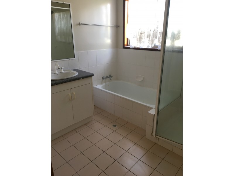 1/7 Suzanne Court, Kearneys Spring QLD 4350