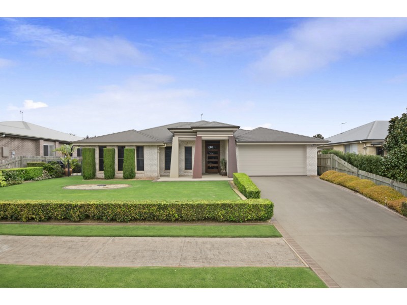 92 Spring Street, Middle Ridge QLD 4350