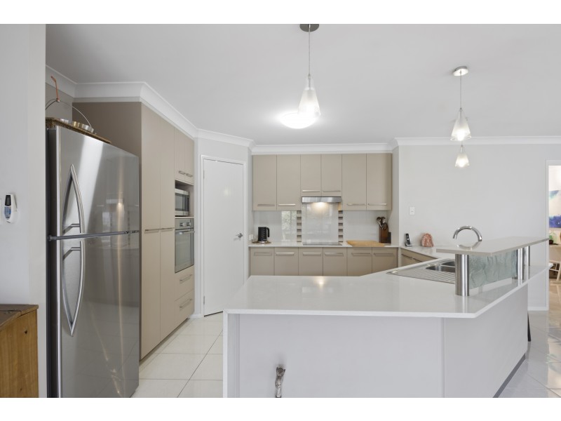 92 Spring Street, Middle Ridge QLD 4350