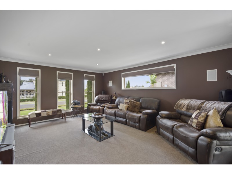92 Spring Street, Middle Ridge QLD 4350