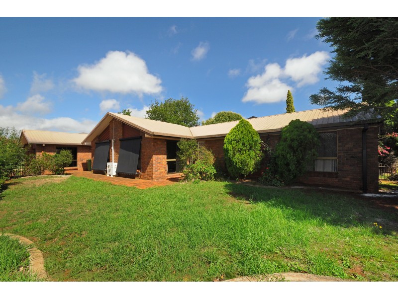 1 Lupin Court, Centenary Heights QLD 4350