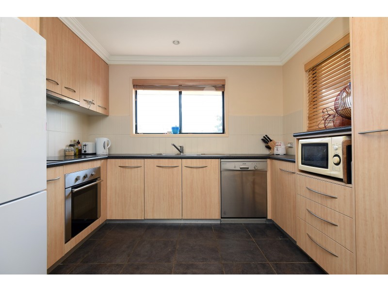 2/262 West Street, Kearneys Spring QLD 4350