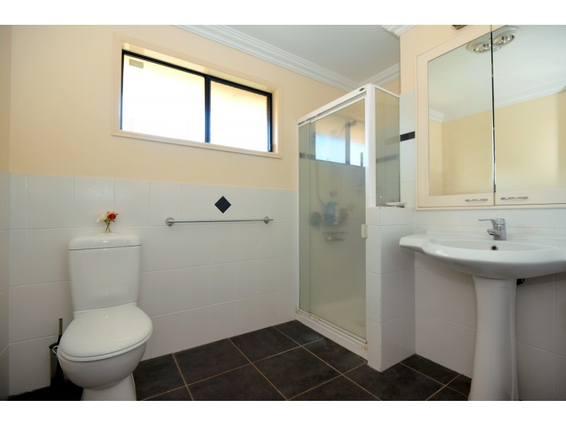 2/262 West Street, Kearneys Spring QLD 4350