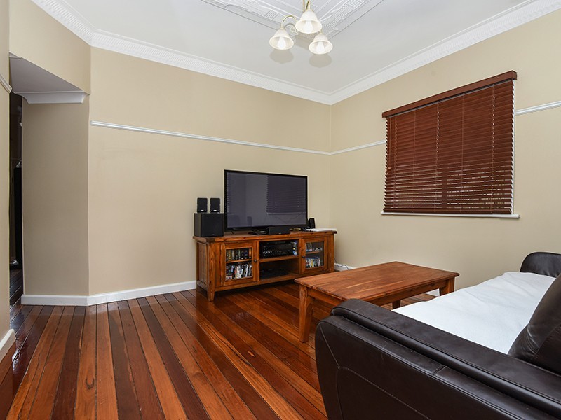 16 Barry Street, Mount Lofty QLD 4350