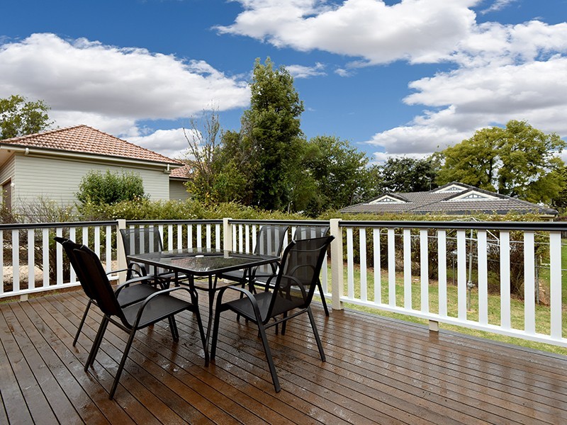 16 Barry Street, Mount Lofty QLD 4350